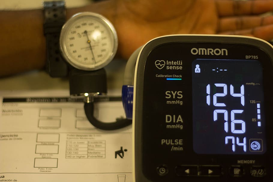 Imagen de un tensiómetro Omron para medir presión arterial.