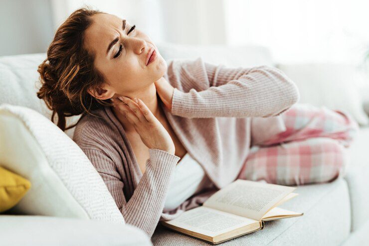 una joven con dolor de cuello Agudo